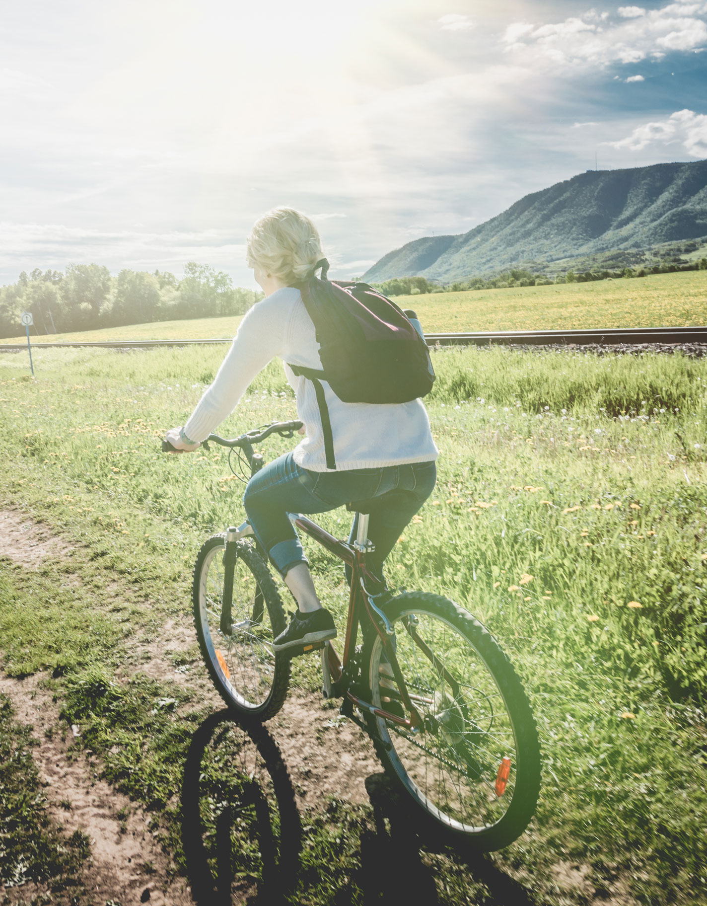 Gesunde Frau fährt Fahrrad. Bleiben auch Sie gesund mit einem Check UP für Privatpersonen.